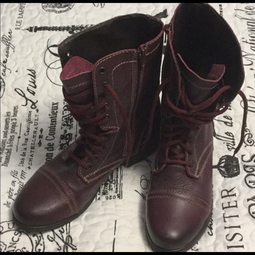 Steve Madden Troopa boots burgundy in color